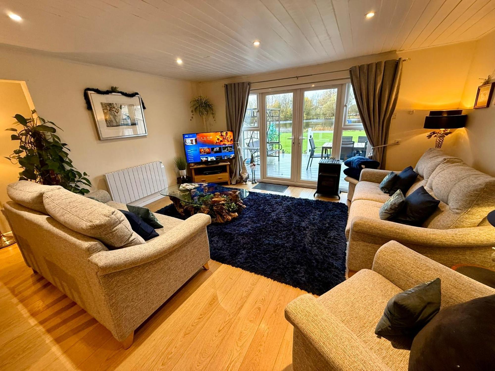 Luxury Kingfisher Lodge, Isis Lake, Within The Cotswold Waterpark Cirencester Εξωτερικό φωτογραφία